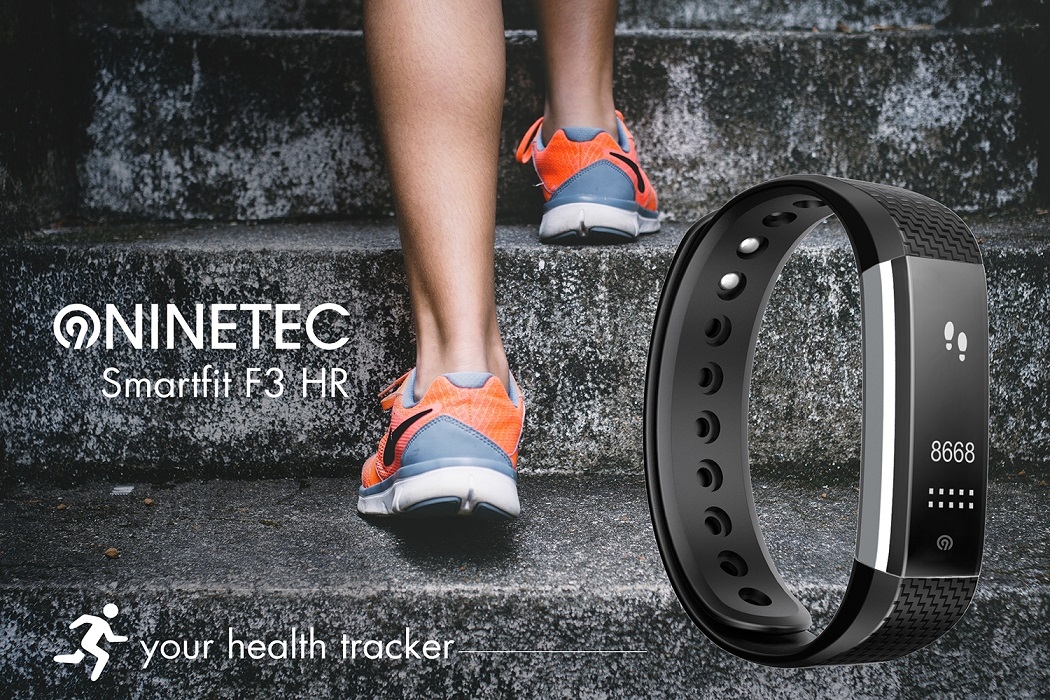 Der Fitnesstracker zeigt dir Schritte, Uhrzeit, Distanz, und verbrauchte Kalorien im Laufe des Tages auf einem einfach abzulesenden Display an.